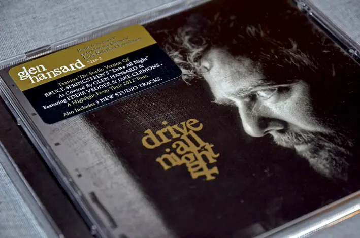 Seit Jahren schon steter Begleiter und Zuhause in meinem CD-Player. Glen Hansard. Ich höre Musik am liebsten über meine Stereoanlage – Pioneer, aus dem Jahr 1989. Guter Sound. Ab und an braucht der CD-Player einen Schlag ans Gehäuse, damit er anspringt. Ich mag Dinge mit Macken. Menschen auch. Seit Jahren schon steter Begleiter und Zuhause in meinem CD-Player.Glen Hansard. Ich höre Musik am liebsten über meine Stereoanlage - Pioneer, aus dem Jahr 1989. Guter Sound. Ab und an braucht der CD-Player einen Schlag ans Gehäuse, damit er anspringt. Ich mag Dinge mit Macken. Menschen auch.