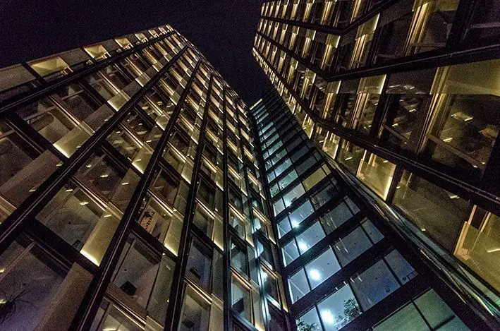 Schiefes Hochhaus