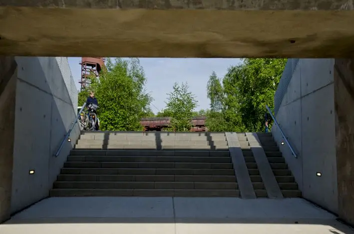 Junge mit Fahrrad\_red