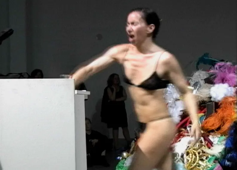 "Official Welcome" Performance und Video Kunstverein in Hamburg 2003 Videostill Courtesy: Andrea Fraser und Galerie Nagel Draxler, Köln/Berlin