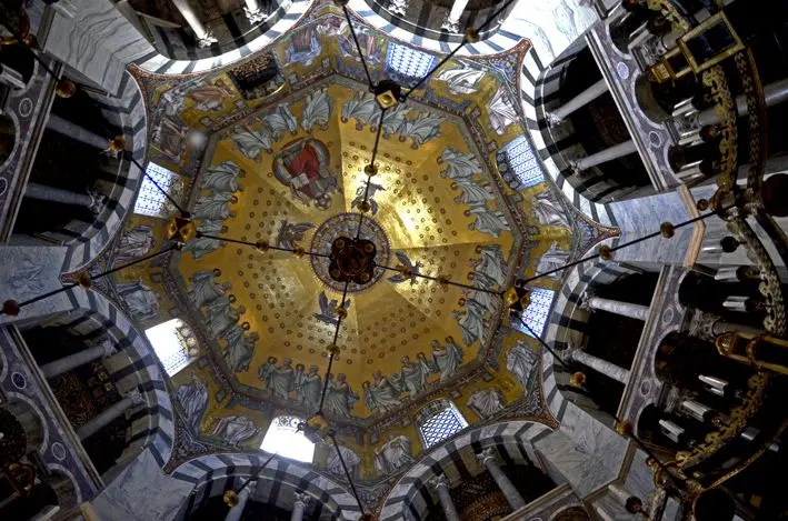 Ausflug mit Zoe und Vi nach Maastricht – Zwischenstopp in Aachen. Blick auf das Germanistische Institut – „Hier hat Papa studiert“ und Besuch des Doms. Ein umwerfendes Bauwerk. Das ist Europa – vor der Haustür. Ausflug mit Zoe und Vi nach Maastricht - Zwischenstopp in Aachen. Blick auf das Germanistische Institut - "Hier hat Papa studiert" und Besuch des Doms. Ein umwerfendes Bauwerk. Das ist Europa - vor der Haustür.